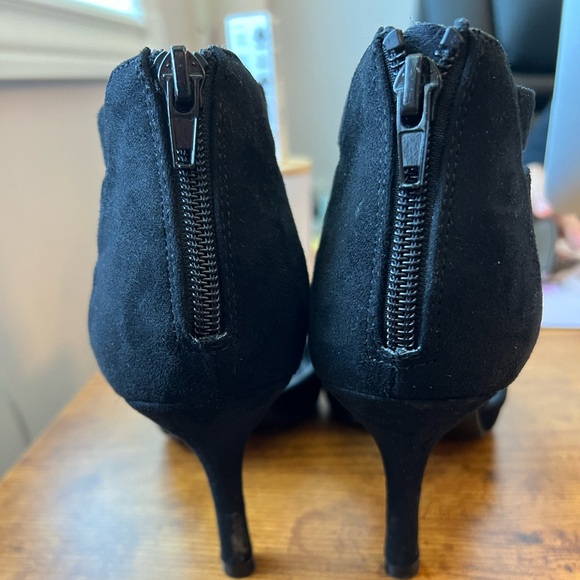 Faux suede pumps size 6.5 - Picture 2 of 4